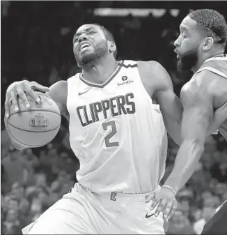  ?? Elise Amendola Associated Press ?? KAWHI LEONARD drives against Boston’s Brad Wanamaker in the first overtime period. Leonard scored 28 points but the Clippers took back-to-back losses for the first time since November.