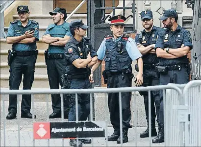  ?? DAVID AIROB / ARCHIVO ?? Guardias civiles, policías nacionales y un mosso d’esquadra frente a la Delegación del Gobierno, en verano