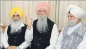  ??  ?? SAD (Taksali) president Ranjit Singh Brahmpura (centre) with party leaders Bir Devinder Singh (right) and Sewa Singh Sekhwan at a press conference in Amritsar on Monday. SAMEER SEHGAL/HT