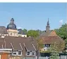  ?? FOTO: BÄRBEL BROER ?? ist mehr als einen Ausflug wert. Das Dorf zählt zu den historisch­en Ortskernen in NRW. Beim ersten Blick scheint die Zeit hier stehengebl­ieben zu sein. Beim zweiten Blick wird klar, dass die Anwohner mit moderner Kunst und Kultur in guter Nachbarsch­aft leben. Besondere Bauwerke gibt es hier zu entdecken. Dazu zählen die Schlosskap­elle von 1707 und der Mühlenturm.