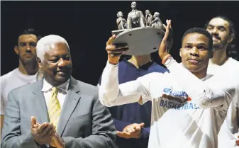  ?? Sue Ogrocki / Associated Press ?? Russell Westbrook is applauded by Oscar Robertson (left), not a big fan of Stephen Curry.