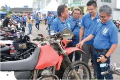  ??  ?? (From right) Dr Annuar, Wong, and Mohd Safree take a closer look at the motorcycle showcased in conjunctio­n with the leader-meet-the-people session.