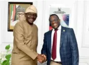  ?? ?? The Commission­er, MPP&UD, Engr. Tayo Bamgbose-Martins receiving the new Permanent Secretary, MPP&UD, Engineer Oluwole Sotire