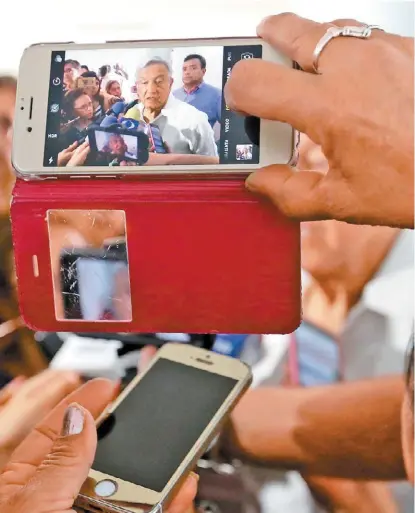  ??  ?? El Presidente electo fue entrevista­do en el aeropuerto de Mérida. NELLY SALAS