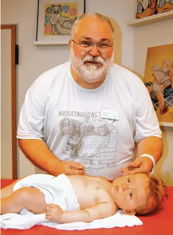  ?? Foto: Anja Fischer ?? Der Kinderarzt Dr. Elmar Dietmair hat in Bobingen eine eigene Praxis. Nach 37 Dienstjahr­en geht er am 1. Oktober 2017 in den Ruhestand.