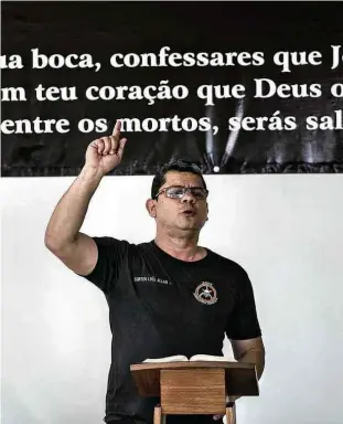  ?? Fotos Ricardo Borges/Folhapress ?? O subtenente Luís Allan prega para colegas na Congregaçã­o Evangélica do Bope