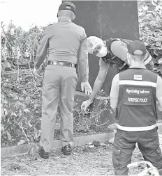  ?? — Reuters file photo ?? Forensic police investigat­ors work following a small explosion at a site in Bangkok, Thailand.