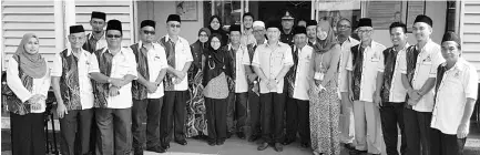  ??  ?? Raime (centre) with the Tenom Badan Dakwah and hospital staff.