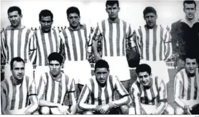  ??  ?? Una imagen del Recreativo de Huelva de aquella temporada con un jovencísim­o Luis Aragonés, segundo agachado.