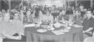  ??  ?? KENANGAN: (Dari kiri) Dr Nordin, Dr Wan Mansor, Ugak, Dr Hilmi, Jamit serta tetamu jemputan merakam kenangan pada Majlis Malam Mesra Bersama Timbalan Menteri Kesihatan Datuk Seri Dr Hilmi Yahaya di Dewan Sri Baleh baru-baru ini.