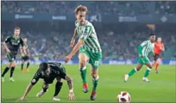  ??  ?? Canales, durante un lance con un futbolista del Racing de Santander.