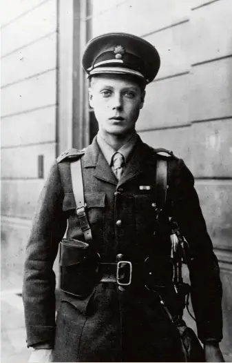  ??  ?? UN SOLDADO BRITÁNICO.
El príncipe de Gales, en junio de 1914 (con 20 años), con uniforme de la Guardia de Granaderos, regimiento de infantería del Ejército Británico al que se acababa de unir.