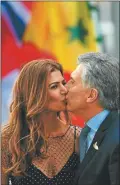  ??  ?? ALBUM. Awada seductora en el comienzo oficial del G20. Beso con Macri,