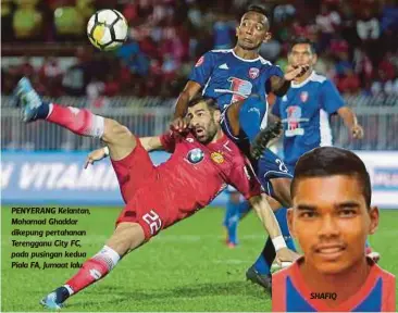  ??  ?? PENYERANG Kelantan, Mohamad Ghaddar dikepung pertahanan Terengganu City FC, pada pusingan kedua Piala FA, Jumaat lalu.
SHAFIQ