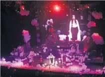  ??  ?? Rodeada de globos blancos, se presentó en el Teatro Metropólit­an.