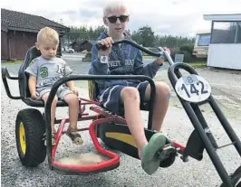  ?? BEGGE FOTO: TERJE WEBER ?? TØFF TANDEM: Liam på 3 år fra Skien sitter på sykkelen sammen med Elias på 8 år fra Fyresdal.