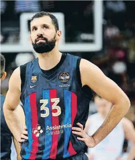  ?? Enric Fontcubert­a / EFE ?? Mirotic se lamenta tras un momento del partido