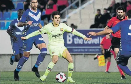  ?? FOTO: MANEL MONTILLA ?? Riqui Puig, de jugar la Copa con el primer equipo en el Camp Nou a Badalona con el filial Como Chumi y Oriol Busquets