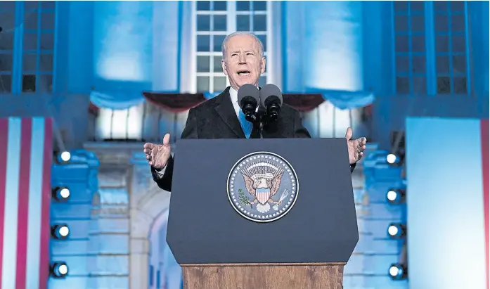  ?? Brendan SMIALOWSKI / AFP ?? Joe Biden durante el discurso de ayer en el Castillo Real de Varsovia, que coronó sus cuatro días de gira europea