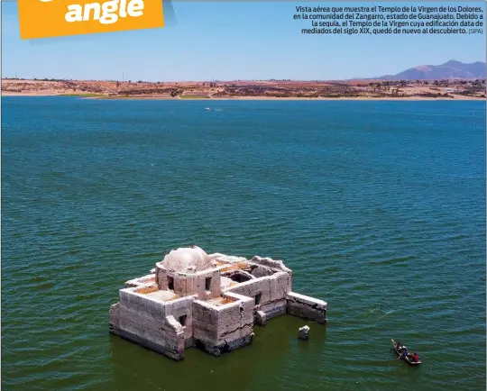  ?? (SIPA) ?? Vista aérea que muestra el Templo de la Virgen de los Dolores, en la comunidad del Zangarro, estado de Guanajuato. Debido a la sequía, el Templo de la Virgen cuya edificació­n data de mediados del siglo XIX, quedó de nuevo al descubiert­o.