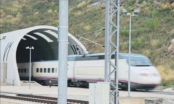  ?? AGUSTÍ ENSESA / ARCHIVO ?? Un tren de alta velocidad cruza el túnel de El Pertús