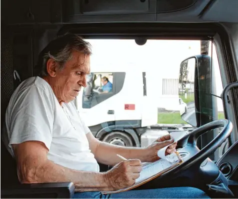  ?? Fotos: Sonja Krell ?? Zehn Stunden über die Autobahn fahren, warten, bis die Ware be und entladen ist, dazwischen noch den Papierkram erledigen: Für Harald Kiermayer ist das Alltag. Seit 27 Jahren arbeitet der Mann aus Bobingen als Berufskraf­tfahrer – und er macht auch als...