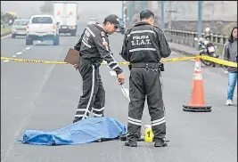  ?? Foto: Henry Lapo / EXTRA ?? Agentes realizaban las indagacion­es; el cuerpo, cubierto con una manta azul.