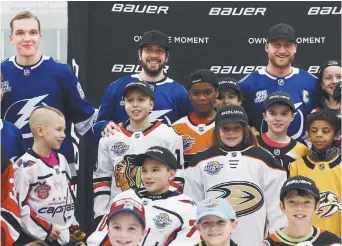  ??  ?? Andrei Vasilevski­y, Nikita Kucherov et Steven Stamkos représente­ront le Lightning au match des étoiles. On les voit ci-dessus lors d’une activité promotionn­elle en compagnie de jeunes hockeyeurs. - Associated Press