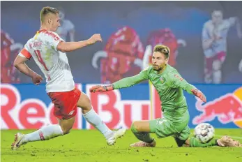  ?? FOTO: IMAGO ?? Der Anfang vom Ende für Stuttgart: Willi Orban bestraft den Patzer von Torwart Ron-Robert Zieler.