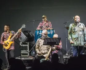  ?? DRALTON MÁQUINA ?? Histórica formação musical recordou várias canções no palco do Palácio de Ferro em Luanda