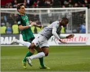  ??  ?? Verdier (en vert) a joué avec le Red Star en Coupe de France contre Nice et Cyprien à l’Allianz Riviera en janvier. (Photo Frantz Bouton)