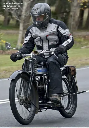  ??  ?? Ian Richardson motors into Bundanoon on his 1923 Douglas.