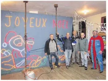  ??  ?? Daniel Cudelou et Daniel Guédoit, Hervé Jourdan, Hubert Lelandais et Hubert Dodard préparent les illuminati­ons de Noël.
