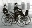  ?? Foto: Fotoreport/daimler_chrysler/dpa ?? Hier siehst du Gottlieb Daimler in einer Motorkutsc­he.