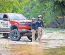  ??  ?? Uniformado­s supervisan mantos acuíferos naturales