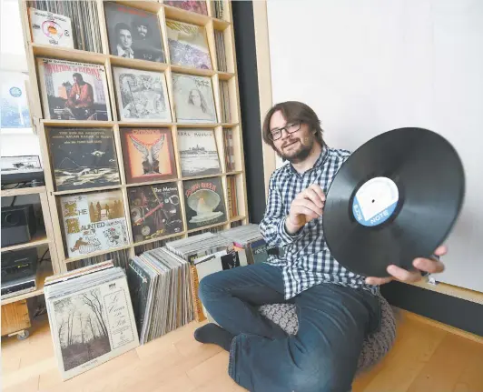  ??  ?? Jean-baptiste Duvignaud, qui organise depuis 2013 la Foire du disque de Québec, est un mordu de vinyles. Ce Français d’origine n’hésite pas à faire le tour du Québec pour assouvir sa passion.