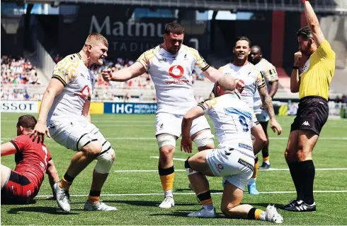  ?? ?? Early lead: No.9 Dan Robson celebrates with Alfie Barbeary and Jack Willis after scoring the first try