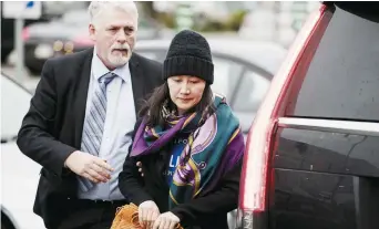  ?? – La Presse canadienne: Darryl Dyck ?? Meng Wanzhou arrive en cour accompagné­e d’un agent de probation, mercredi, à Vancouver.