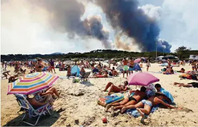  ?? (JEAN-PAUL PELISSIER/REUTERS) ?? Forêt en feu dans le sud de la France.