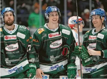  ?? Foto: Siegfried Kerpf ?? Gut lachen hatten die Panther (v. l.) Thomas Holzmann, Adam Payerl und Patrick McNeill am letzten Spieltag des Jahres, an dem sie mit 8:1 gegen die Schwenning­er Wild Wings gewannen.