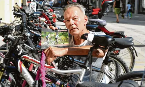  ?? Foto: Silvio Wyszengrad ?? Nur ein Prospekt ist Armin Mang von seinem E Bike geblieben: Er war nur kurz in einem Imbiss, da wurde sein Rad gestohlen. Für den gelernten Maler ist dies besonders schlimm: Er ist beruflich auf sein Fahrrad angewiesen.