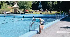  ?? FOTO: JÜRGEN MOLL ?? Das Freibad Dabringhau­sen imersten Corona-Jahr. Thomas Knab desinfizie­rt die Schwimmbad­treppe.