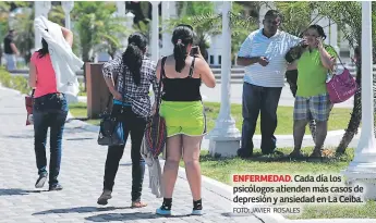  ?? FOTO: JAVIER ROSALES ?? ENFERMEDAD. Cada día los psicólogos atienden más casos de depresión y ansiedad en La Ceiba.