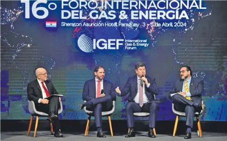  ?? ?? El ministro de Industria y Comercio, Javier Giménez (con micrófono), en la apertura del 16° Foro Internacio­nal de Gas y Energía.