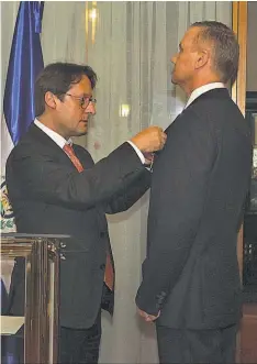  ??  ?? CONDECORAC­IÓN. El embajador de Francia, David Izzo, fue el encargado de imponer la medalla de condecorac­ión a Hervé Laurent.