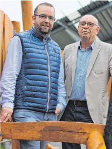  ?? FOTO: KATRIN BÖLSTLER ?? Für die SZ testeten Alexander Eisele (links) und Hans Steyer das Kletterger­üst auf dem neuen Spielplatz am Kurpark. Fazit: Es ist definitiv für kleinere (und jüngere) Menschen gebaut.