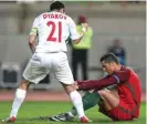  ?? JOSE SENA GOULAO/EPA ?? MASIH DIBELA: Cristiano Ronaldo (kanan) setelah gagal menendang penalti disaksikan kapten Bulgaria Svetoslav Dyakov.