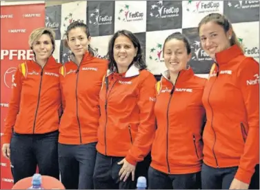  ??  ?? EQUIPO. María José Martínez, Garbiñe Muguruza, Conchita Martínez, Lara Arruabarre­na y Sara Sorribes.