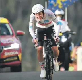  ??  ?? Tadej Pogacar se proclamó com campeón del Tour de Francia.