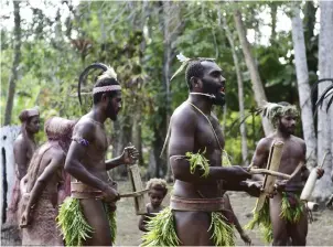  ??  ?? DANSANT. Traditione­ll Kastomdanc­e med medlemmar ut stammen Big Nambas på ön Malekula.